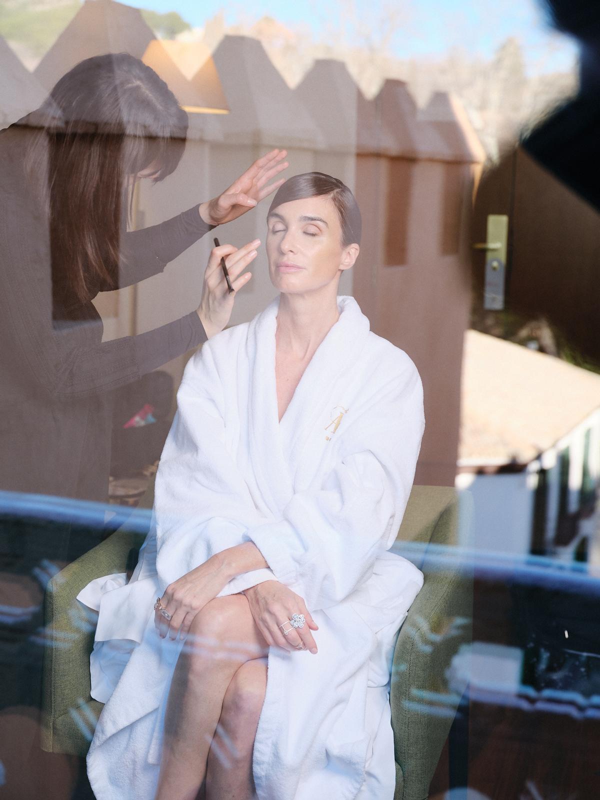 Una de las maquilladoras de Saigu, ocupándose de preparar a la actriz Paz Vega, para la gala de los Goya 2025.