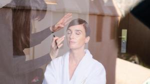 Una de las maquilladoras de Saigu, ocupándose de preparar a la actriz Paz Vega, para la gala de los Goya 2025.