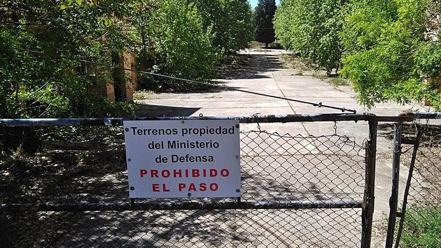 El paso al Campamento de Monte la Reina, propiedad de Defensa.