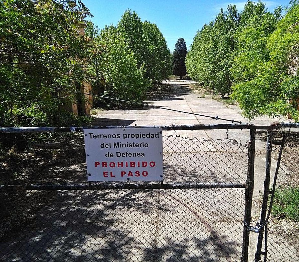 El paso al Campamento de Monte la Reina, propiedad de Defensa.