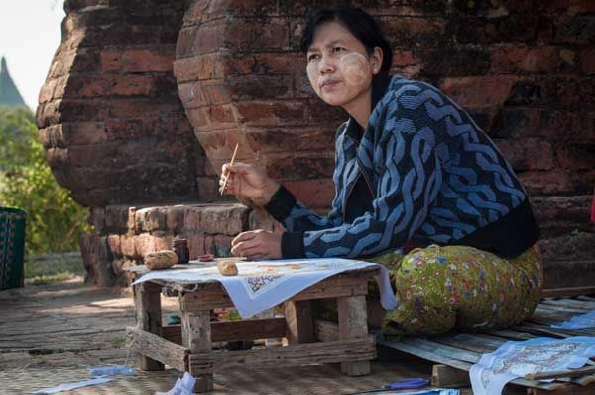 Mujer birmana pintando en Bagan.