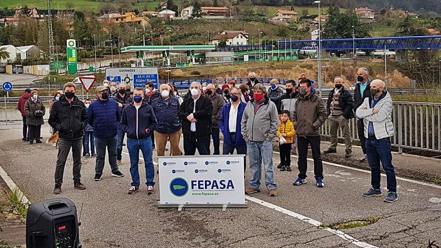 La concentración, ayer, en el enlace. | LNE