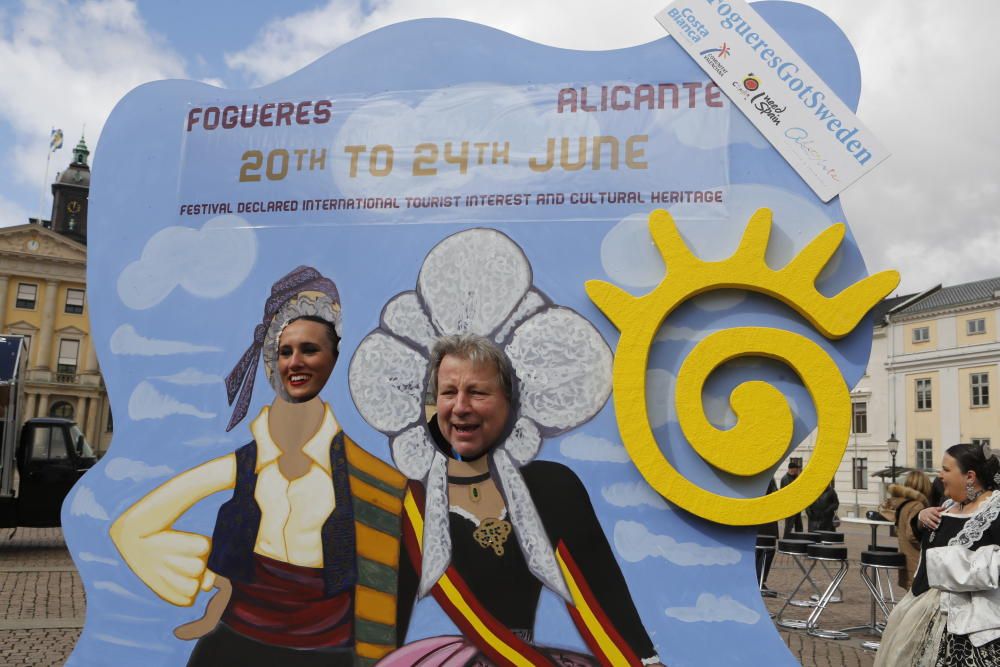 La música alicantina, el arroz, los trajes tradicionales triunfan en el desfile por Göteborg