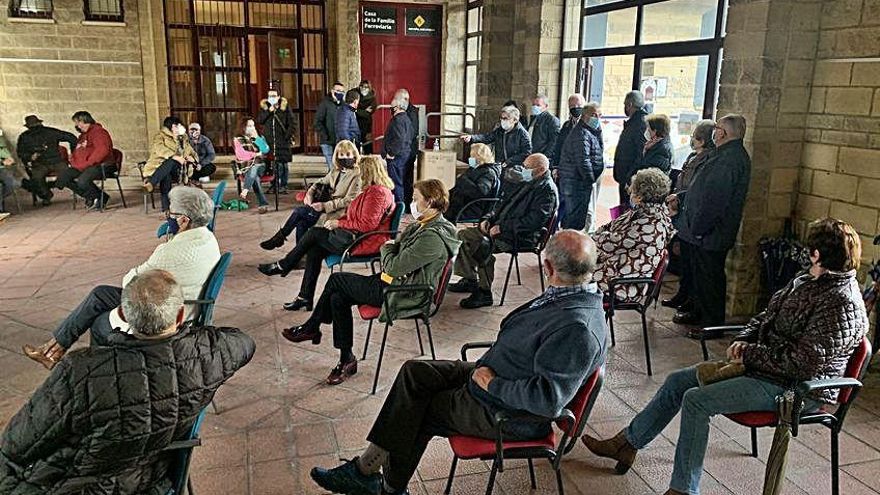 Vecinos de Carreño, en la reunión del pasado miércoles para tratar el asunto de la perrera.