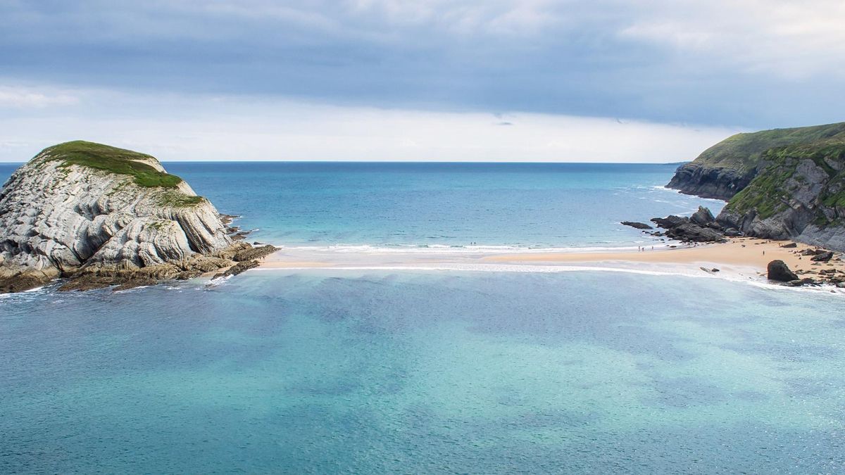 Ni Canarias, ni Andalucía: la playa más desconocida de España está en Cantabria y solo aparece cuando baja la marea