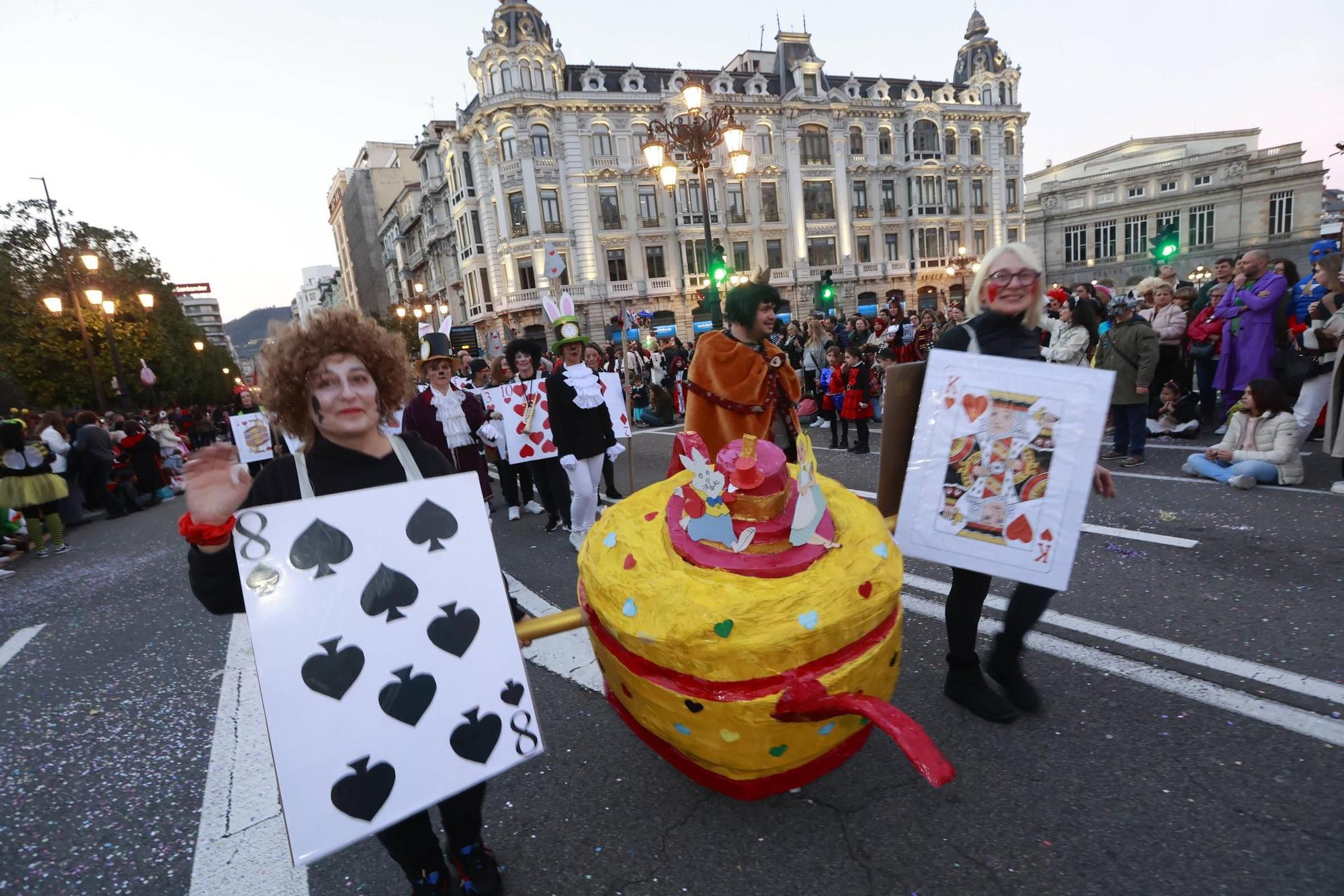 EN IMÁGENES: El Carnaval llena de color y alegría las calles de Oviedo