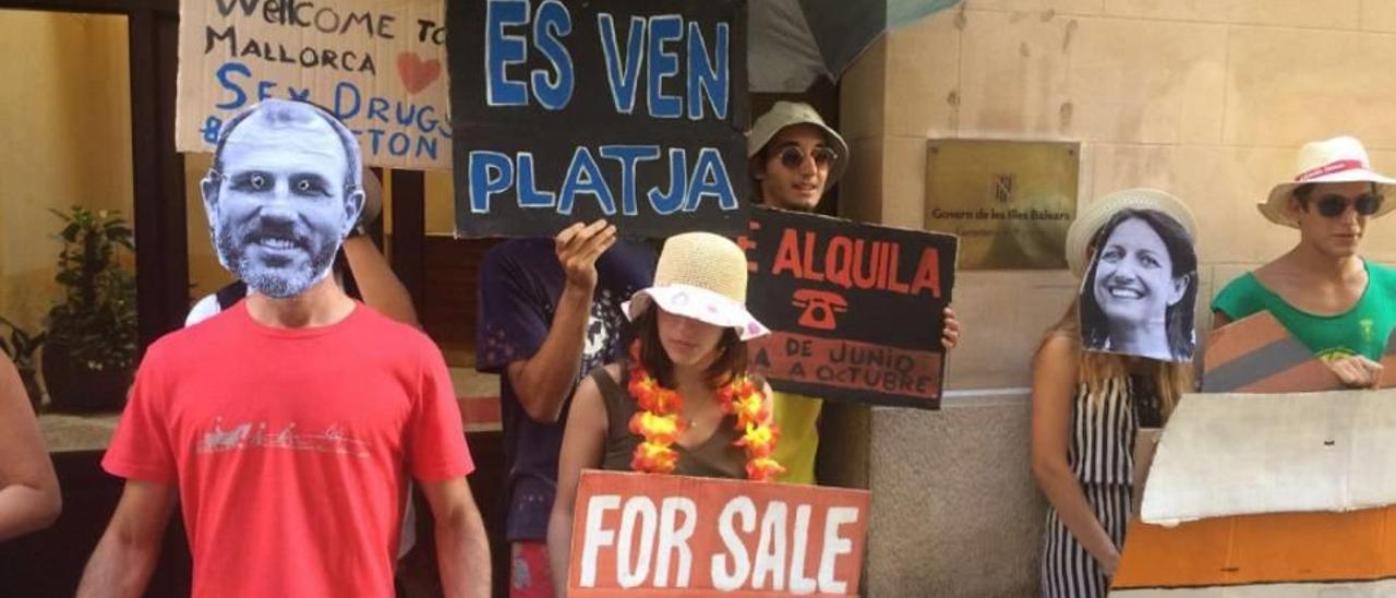 Protesta del GOB ante la conselleria de Turismo contra la reforma del alquiler vacacional promovida por el Govern.