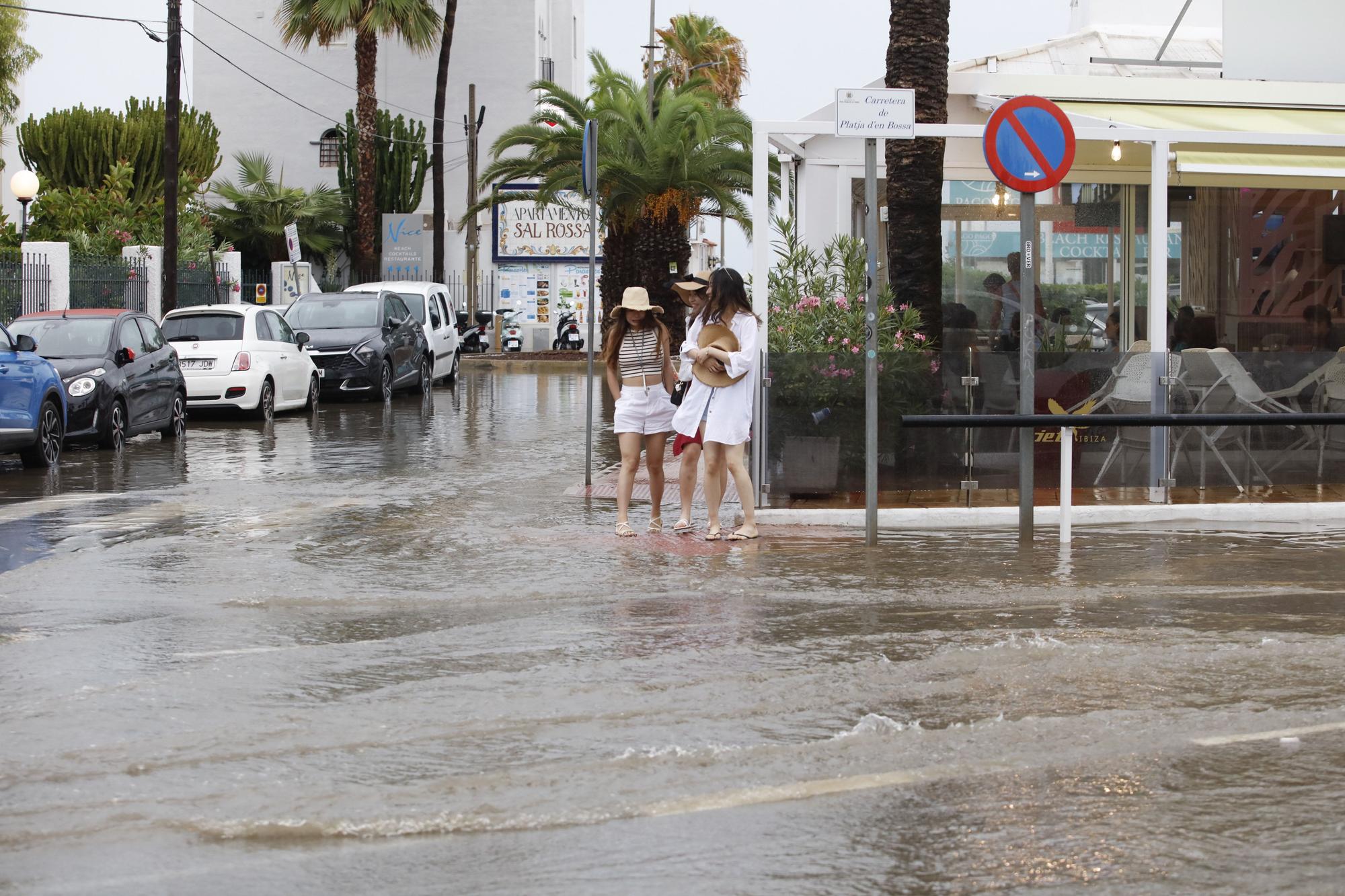 Mira aquí todas las fotos del paso de la borrasca por las calles de Ibiza