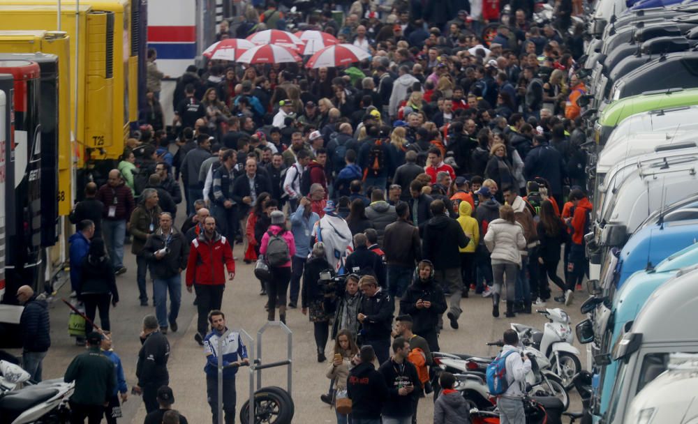 Más de 170.000 valientes desafían a la lluvia en Cheste