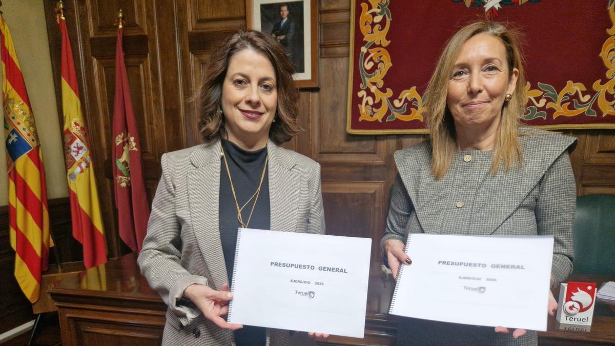 La alcaldesa Emma Buj y la concejal Carmen Romero, este viernes.