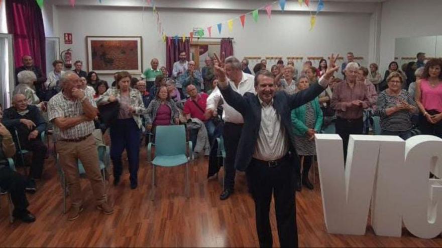 El alcalde, ayer, junto a vecinos de la parroquia de Valladares.