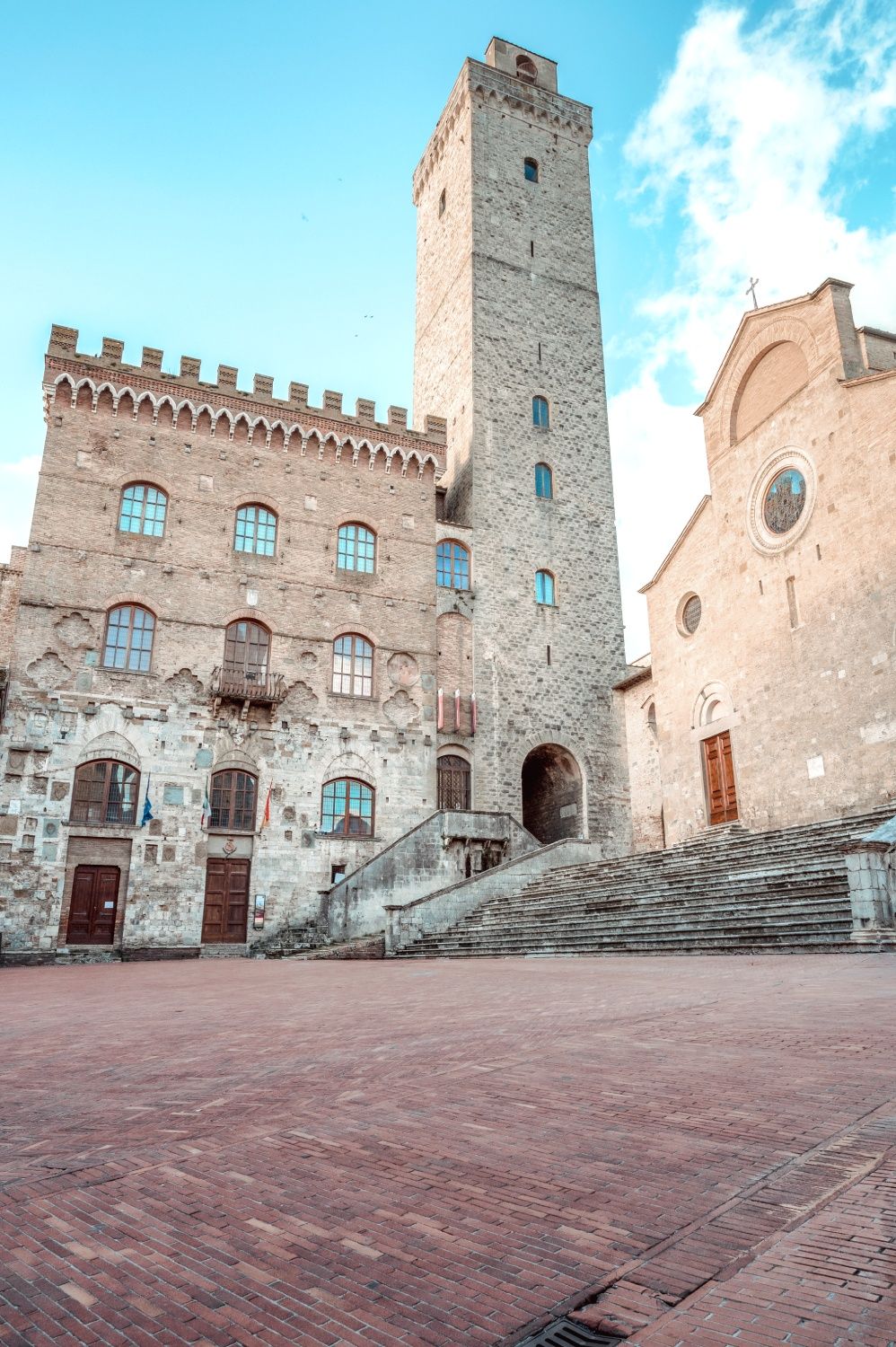Plaza de la iglesia en San Gimigniano.