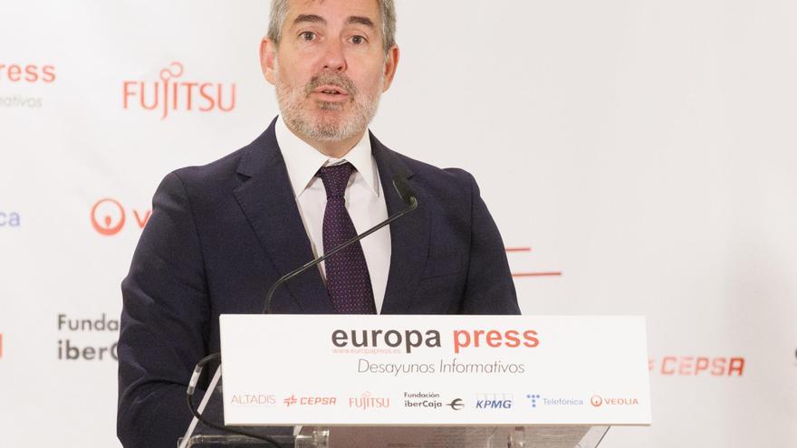 El presidente del Gobierno de Canarias, Fernando Clavijo, interviene durante un desayuno informativo de Europa Press, en el Hyatt Regency Hesperia Madrid, a 5 de octubre de 2023, en Madrid (España).