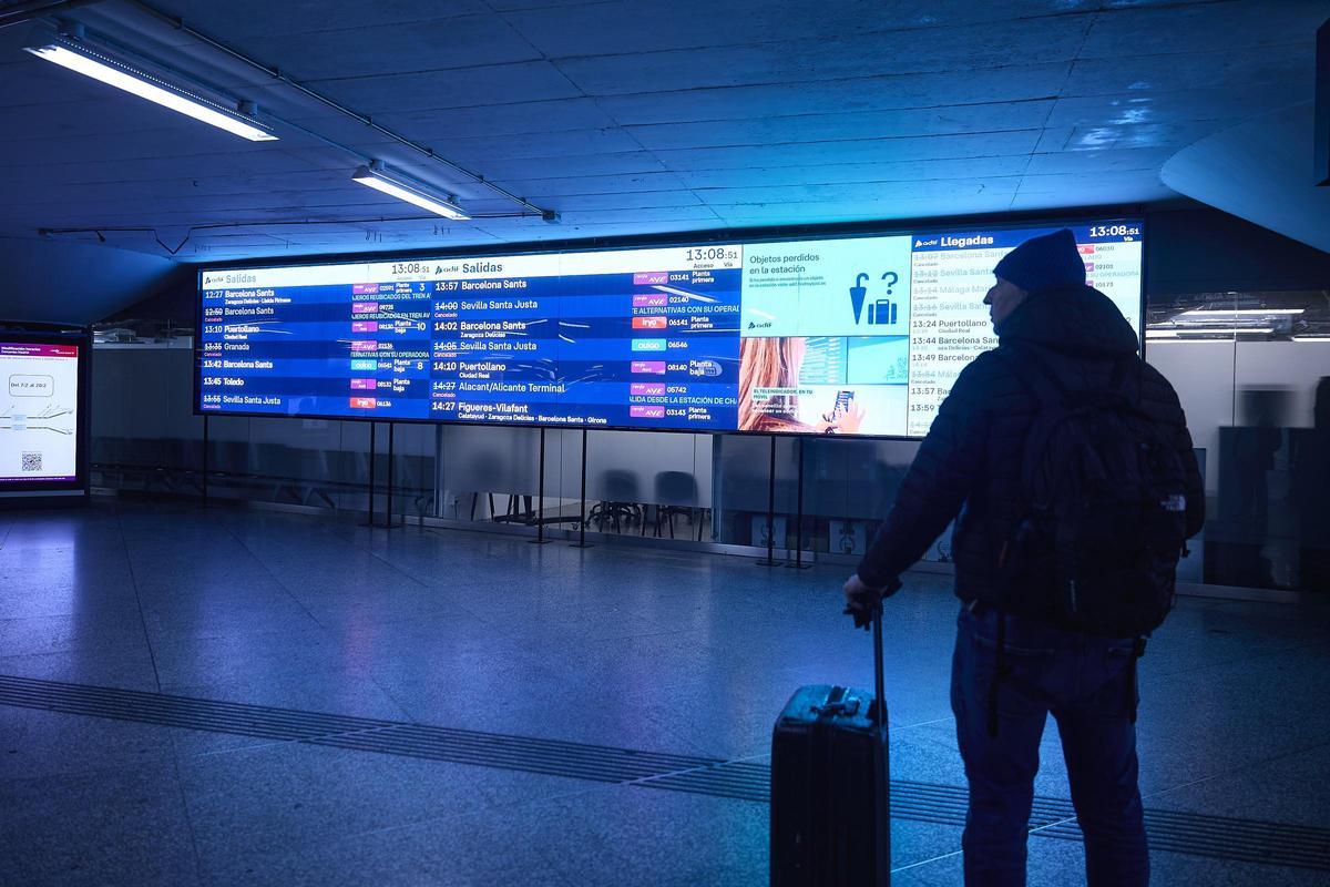 Una persona observa las pantallas informativas en la estación Madrid-Puerta de Atocha-Almudena Grandes, a 10 de febrero de 2026, en Madrid