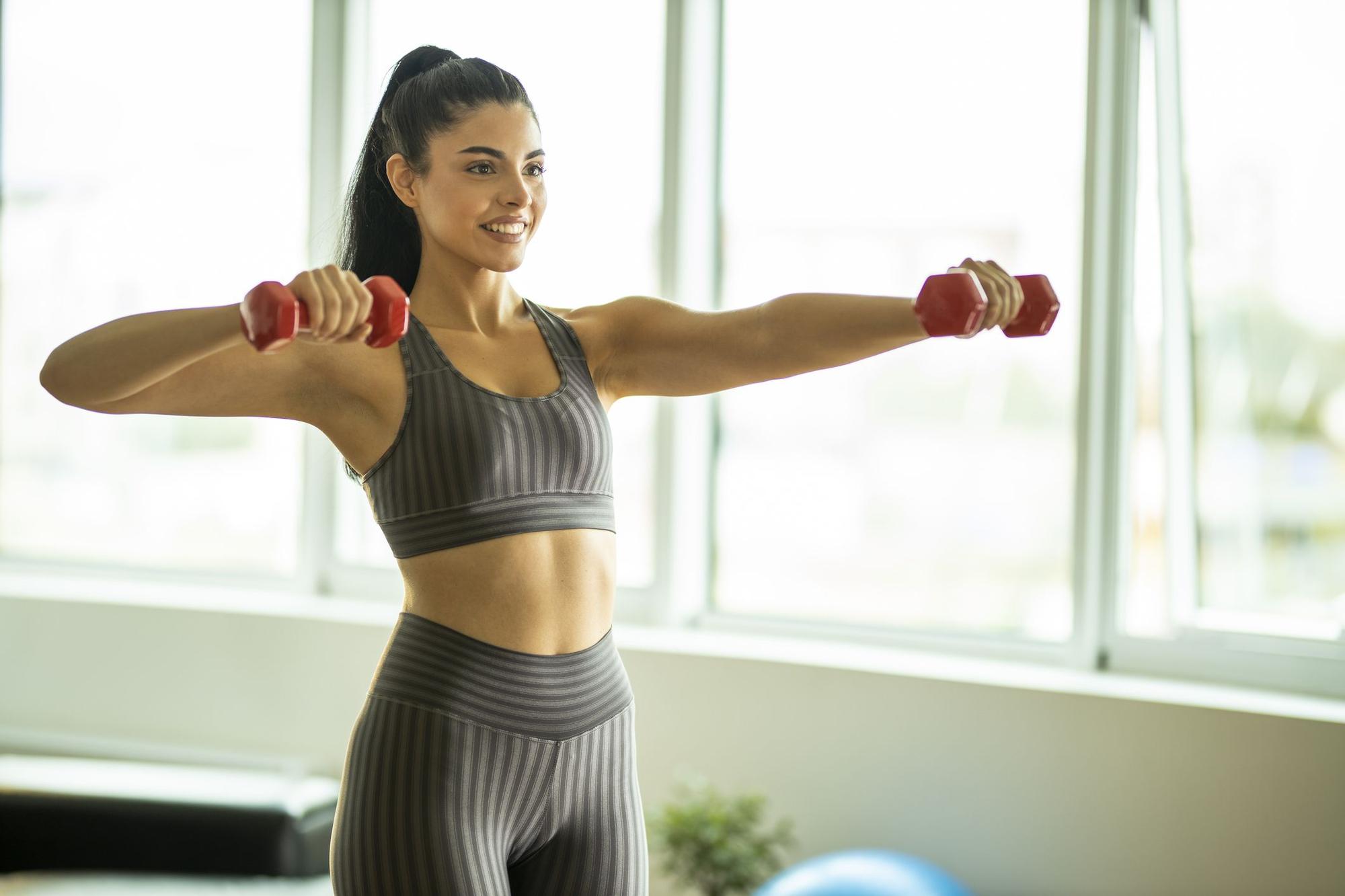 Rutina de ejercicios con pesas para mujeres: consigue el cuerpo