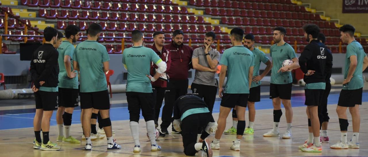 La plantilla del Córdoba Futsal durante una sesión de entrenamiento en Vista Alegre.