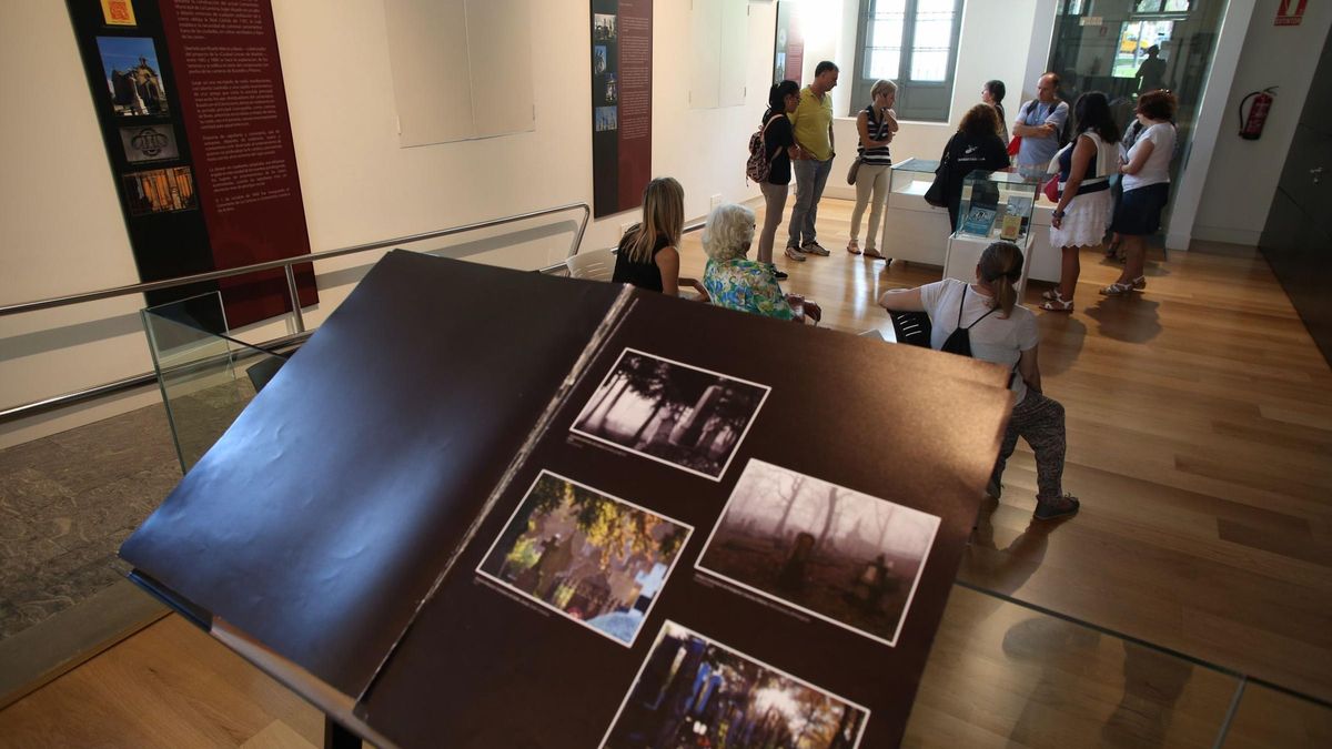 Visitantes en el Centro de Interpretación del Cementerio de La Carriona, en una imagen de archivo.