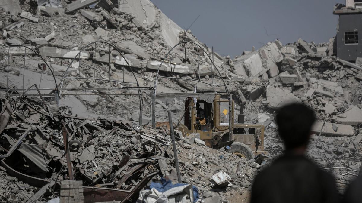 Un bulldozer retira piedras en las ruinas de Gaza, este domingo.