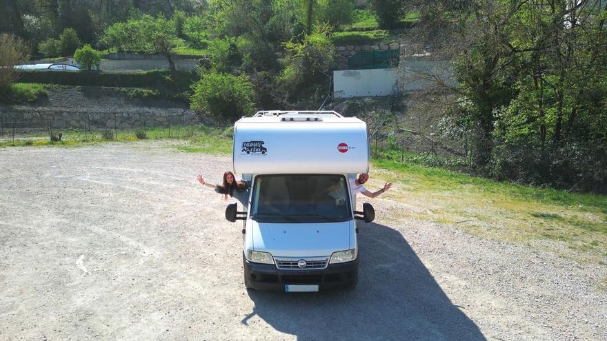 Lorena García y Alberto Vergel saludan desde su autocaravana, «Ítaca». | Cedida