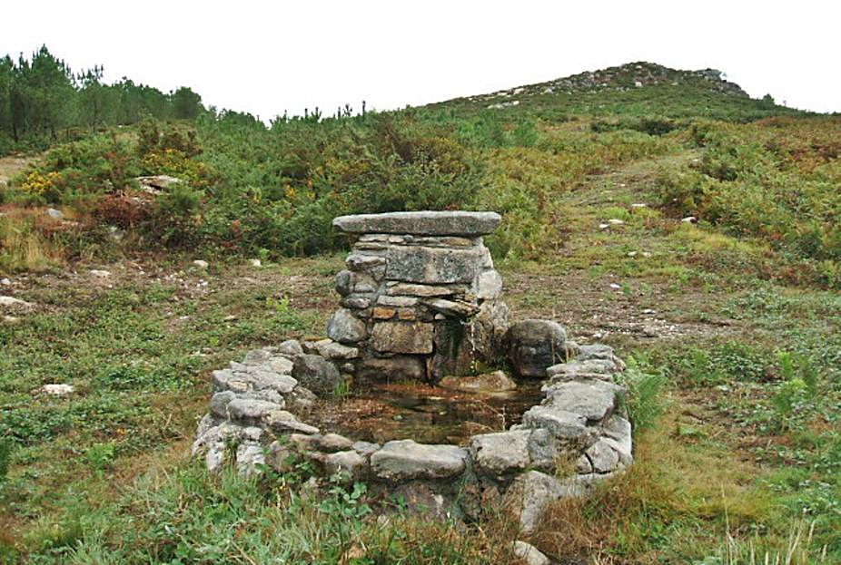 Fuente rehabilitada por los vecinos de Madriñán.