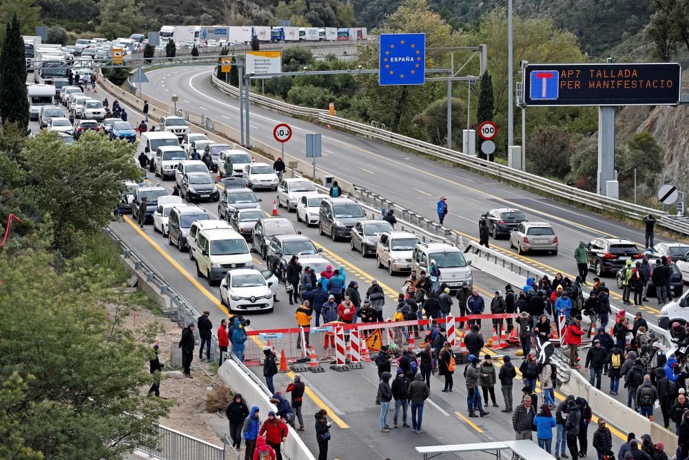 Una acció del Tsunami Democràtic talla l'AP-7 a la Jonquera