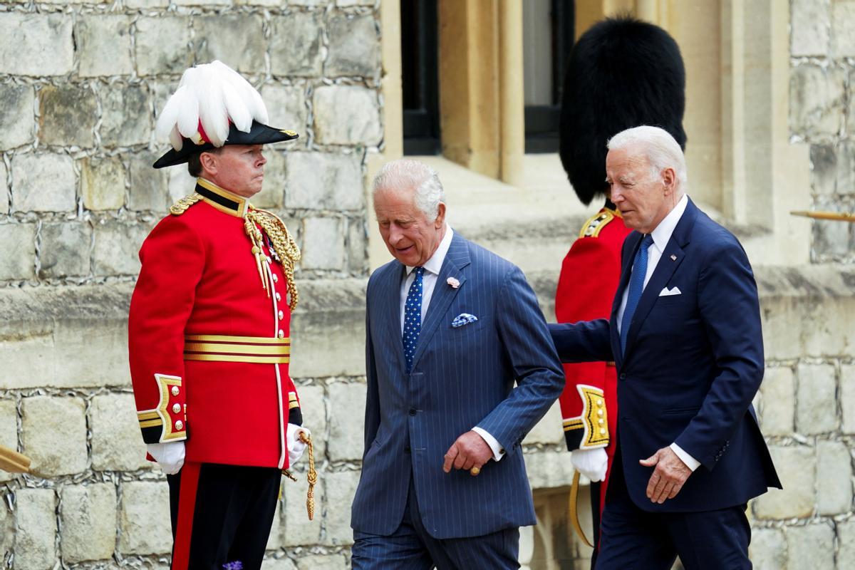 El presidente de los Estados Unidos, Joe Biden, es recibido por el rey Carlos III de Gran Bretaña durante una ceremonia de bienvenida en el Castillo de Windsor