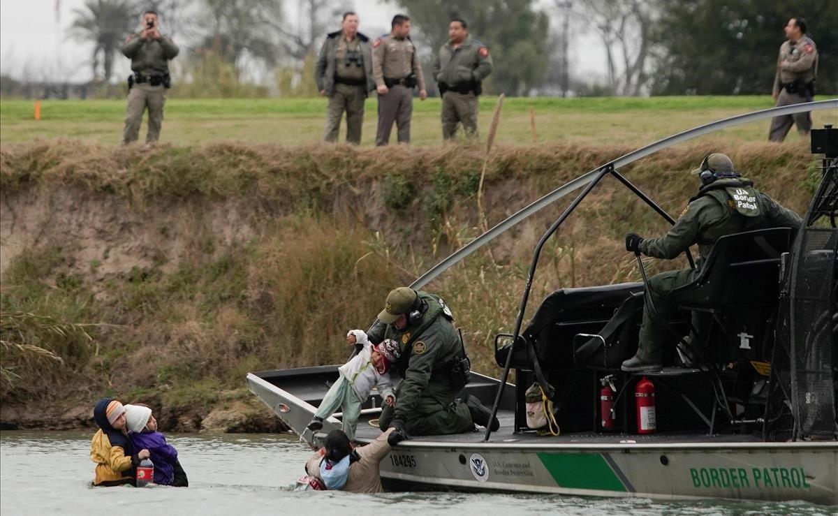 Un bote patrulla de la frontera de Estados Unidos rescata a emigrantes que cruzan el río Bravo hacia los Estados Unidos desde Piedras Negras, México.