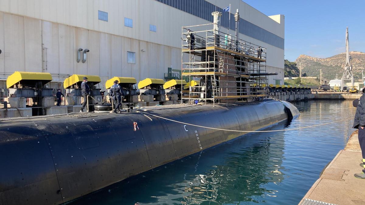 Técnicos de Navantia realizando pruebas al S-81.