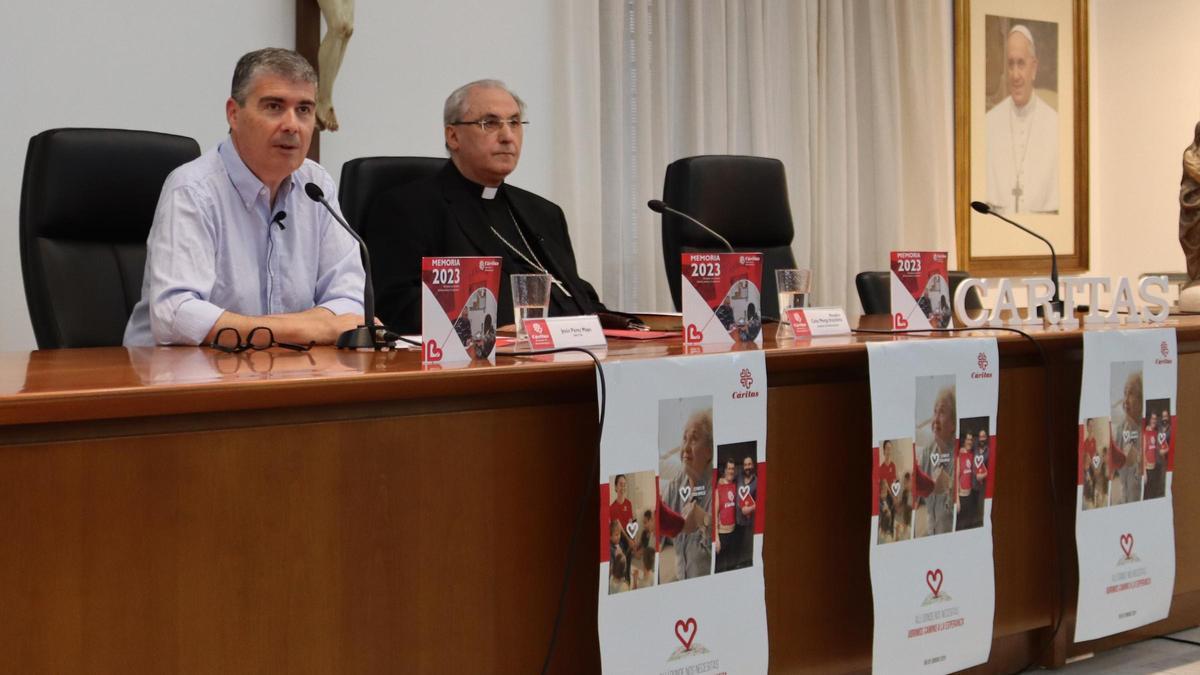 El director de Cáritas en Badajoz, Jesús Pérez Mayo; y el arzobispo de Mérida-Badajoz, Celso Morga, ayer.