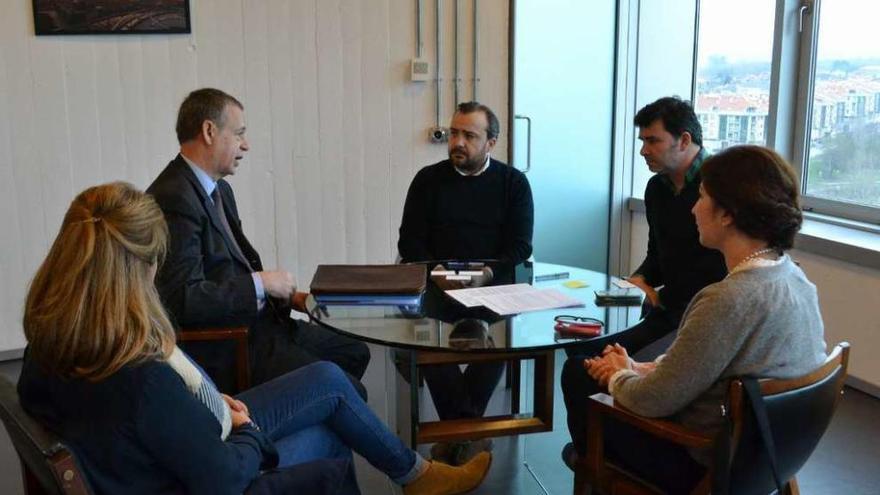 Baltar, Fernández, Cuiña, Casares y Sogas, en la reunión de ayer en el consistorio.