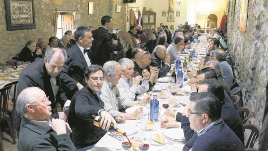 Autoridades y cofrades participan en la comida de hermandad de Valderrey