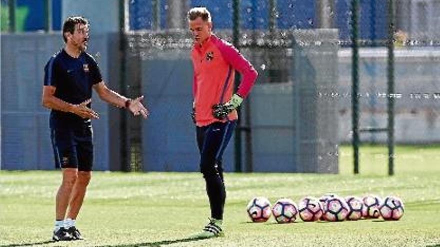 Ter Stegen, que serà titular a Bilbao, en una xerrada amb Juan Carlos Unzué.