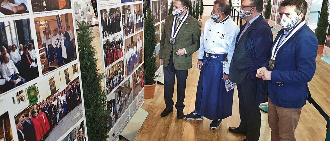 Por la izquierda, Alfredo Canteli, Miguel Ángel de Dios, Alfredo García Quintana y José Luis Álvarez Almeida, ayer, en la exposición del Desarme en Trascorrales.