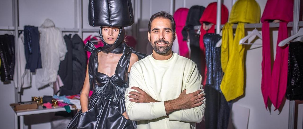 El diseñador cordobés Miguel Marín, junto a una modelo con uno de sus nuevos conjuntos rematados con su característica capucha.