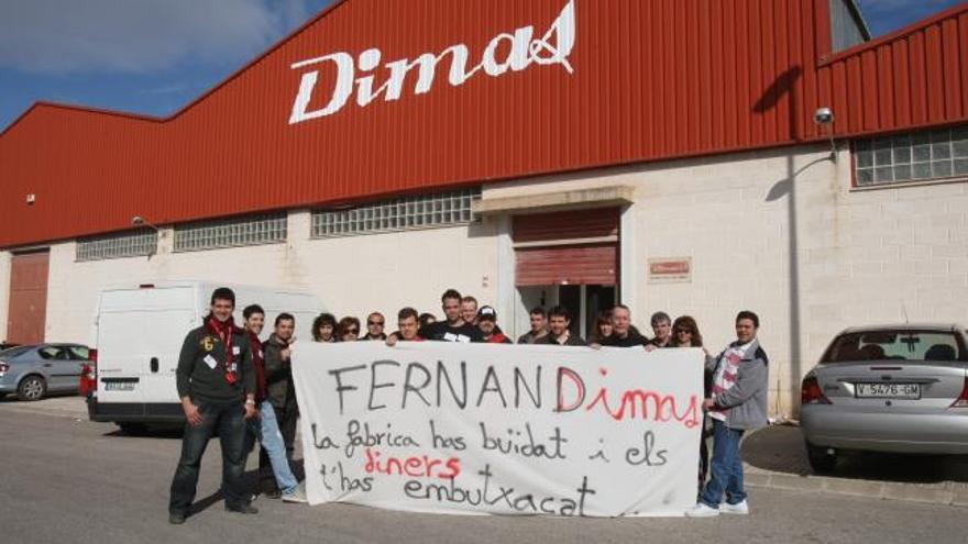 Extrabajadores de Dimas, SA, incluidos en el ERE de 2011, en una protesta de 2011.