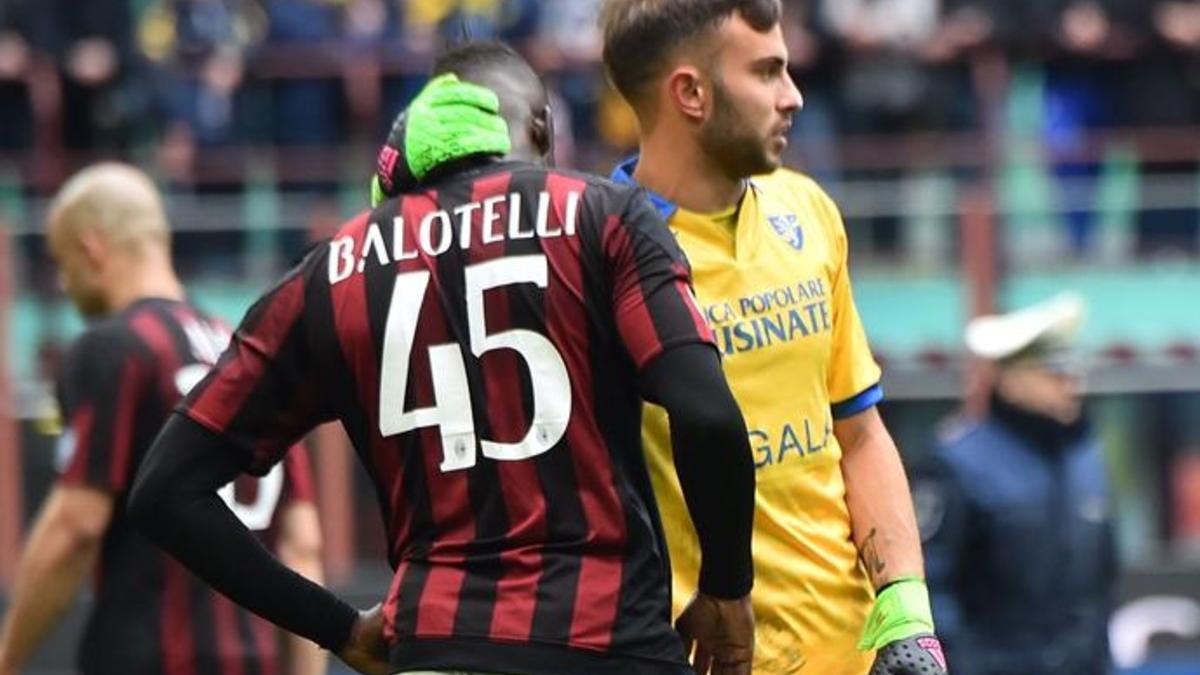Balotelli, que falló un penalty con 0-2, es consolado por Bardi, meta del Frosinone