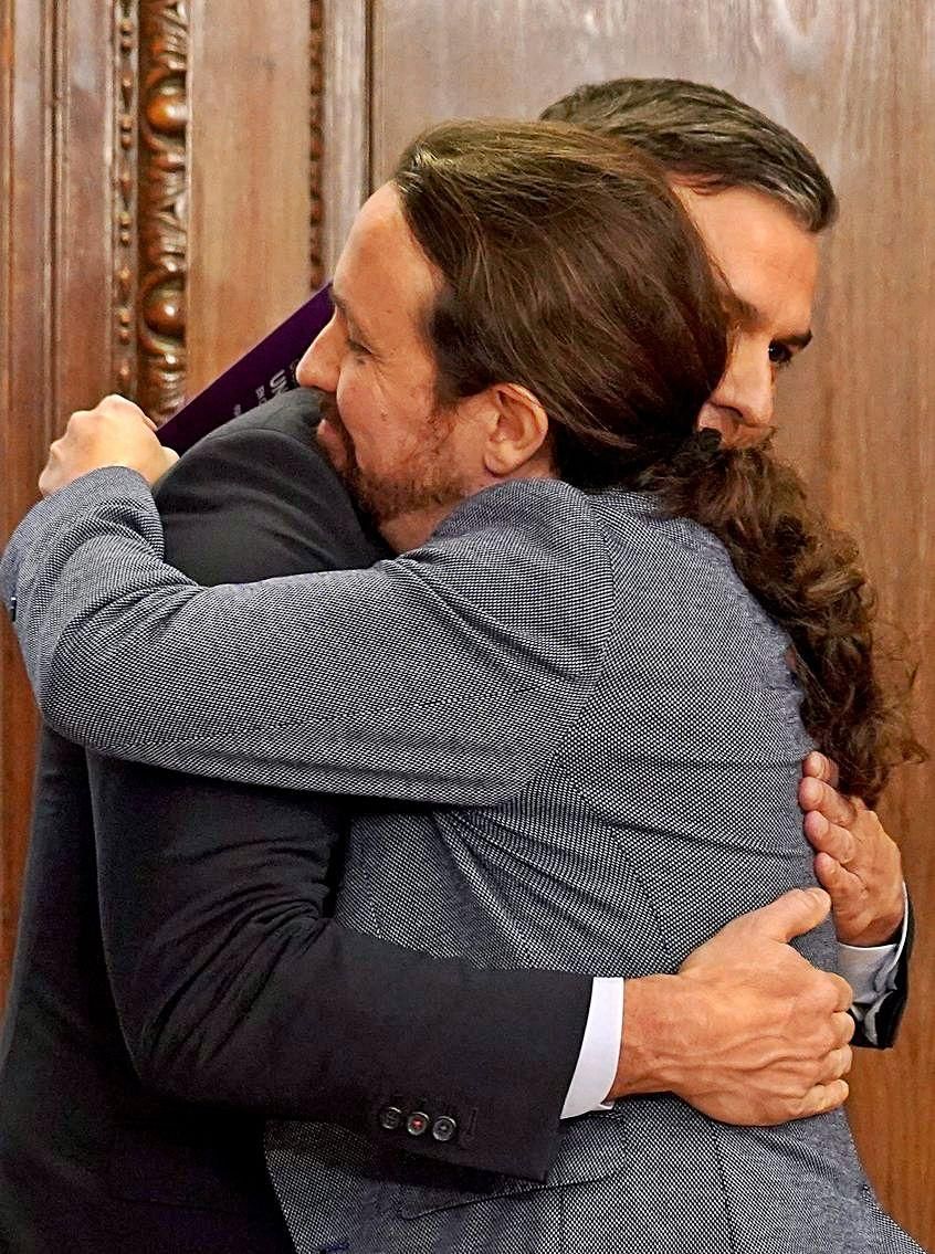 Sánchez e Iglesias se abrazan, después de firmar su acuerdo de gobierno, en diciembre de 2019. | // JOSÉ LUIS ROCA