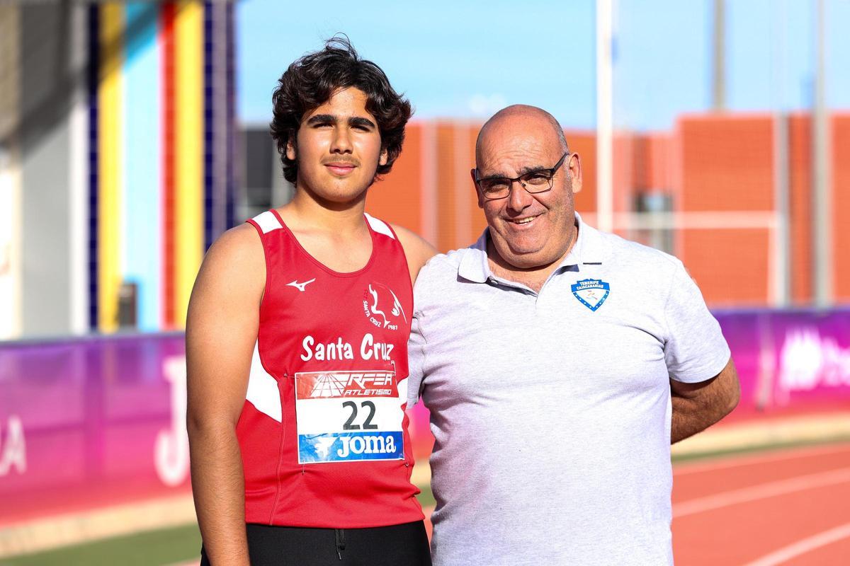 Pablo Hernández y su entrenador, Pedro González.