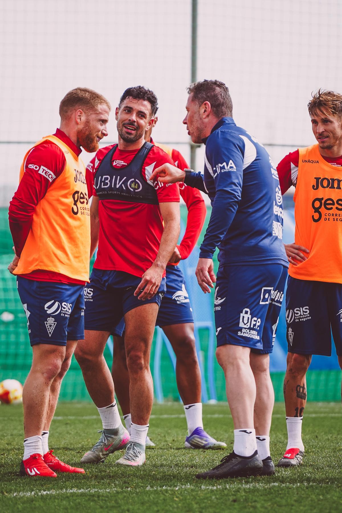 Curro Torres habla conDavid Vicente en presencia de Álvaro Bustos en un entrenamiento.