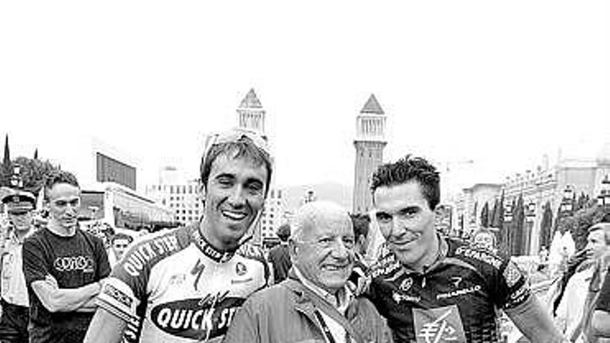 Barredo y Pasamontes, en Barcelona, con el ex ciclista llanisco Félix Pis.