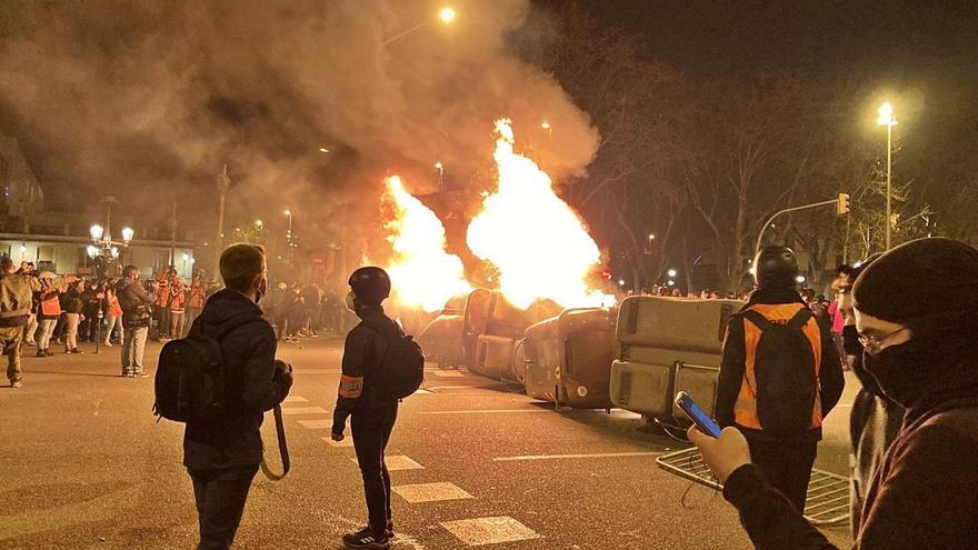 Contenidors cremant en una 
nova nit d&#039;aldarulls a 
Barcelona.  efe