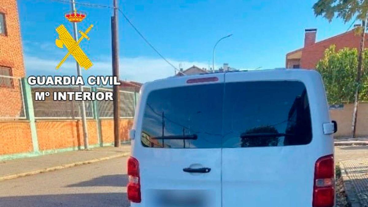 Multada una conductora en León con más de 2.000 euros por no llevar la V-10: la guardia Civil y la DGT se ponen muy serias