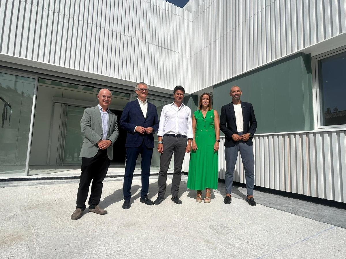 El consejero de Salud (segundo por la derecha) y el alcalde de Molina (centro) han visitado varias veces el centro de salud en obras.