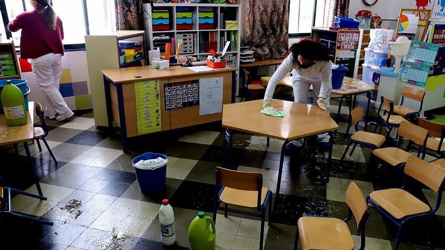 El alcalde da un vuelco al sistema de limpieza de los colegios de Sevilla: empresas privadas en vez de funcionarios