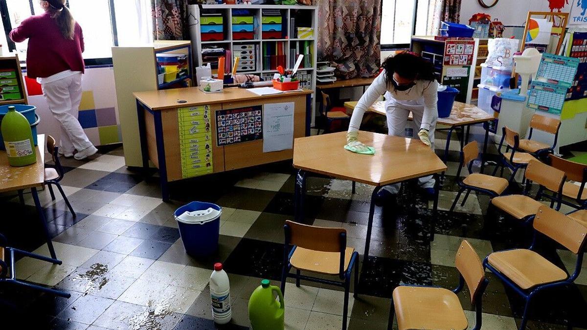 Profesionales de limpieza de centros educativos en colegios de Andalucía