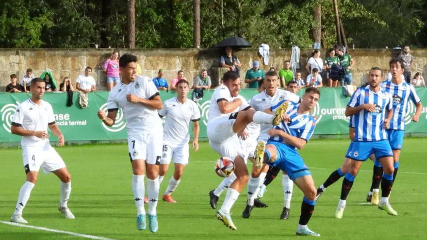 Los carballiñeses y los coruñeses, durante su enfrentamiento amistoso en pretemporada. |  // FERNANDO CASANOVA