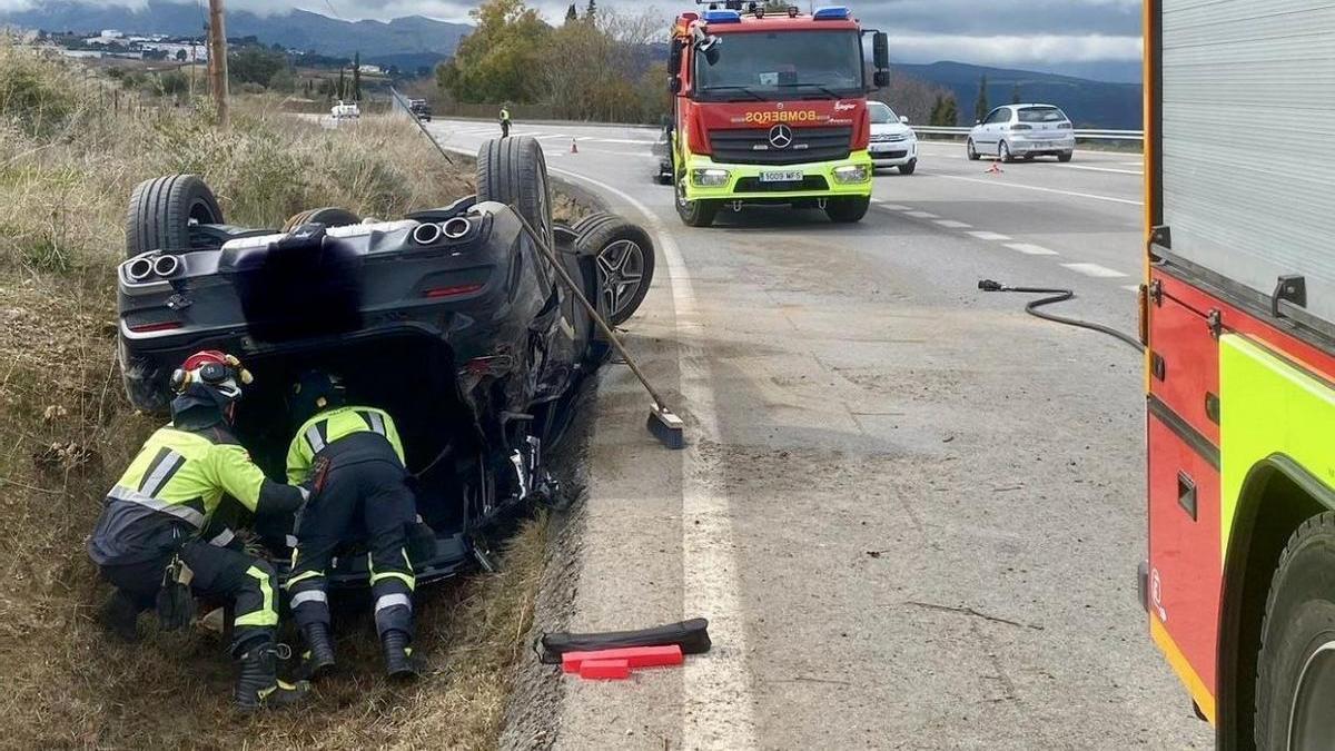 Un vehículo accidentado por un vuelco en un accidente de tráfico