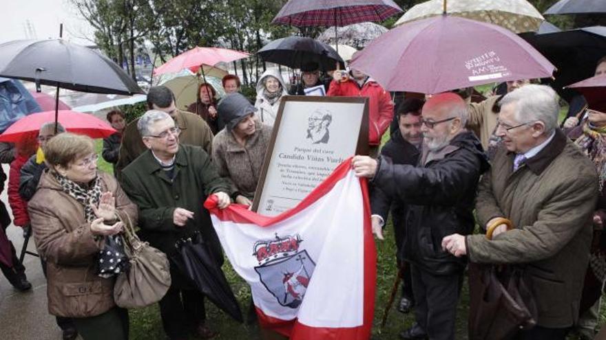 Cándido Viñas descubre la placa ayudado por Jesús Fernández y acompañado de Carmen Veiga, Santiago Martínez Argüelles, Carmen Moriyón y Manuel Arrieta.