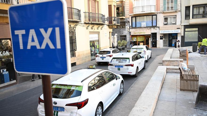 Elche refuerza su servicio de taxi con 117 nuevos conductores