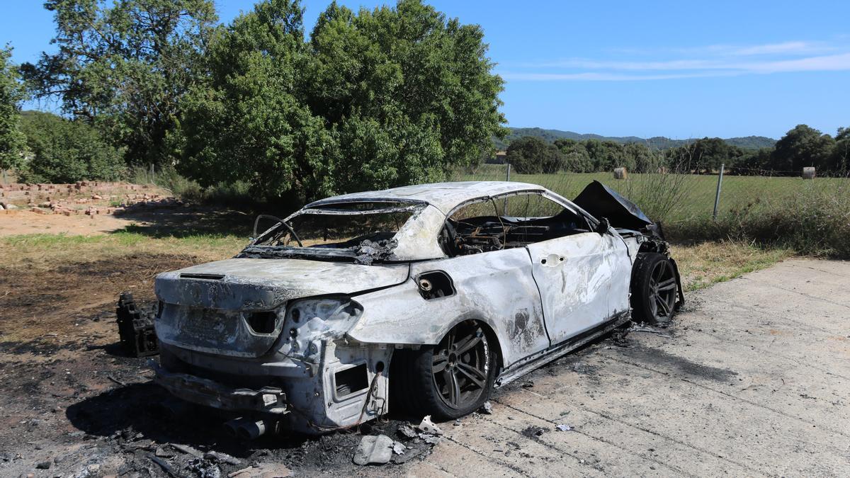 El coche calcinado propiedad del sospechoso del tiroteo mortal en Girona